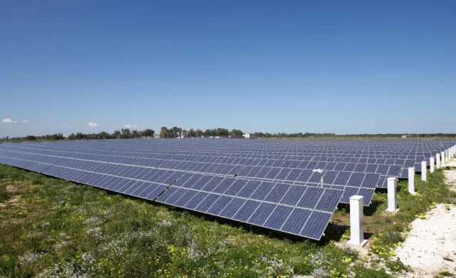 Bild: Evergreen Solar: 5-MW-Solarkraftwerk in Apulien ist fertiggestellt
