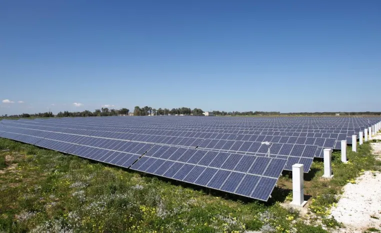 Bild: Evergreen Solar: 5-MW-Solarkraftwerk in Apulien ist fertiggestellt