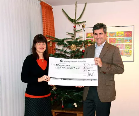 Bild: PAKi überreicht Weihnachtsgeschenk an SOS-Kinderdorf e.V.