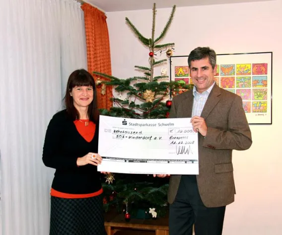 PAKi überreicht Weihnachtsgeschenk an SOS-Kinderdorf e.V. Bild: PAKi überreicht Weihnachtsgeschenk an SOS-Kinderdorf e.V.