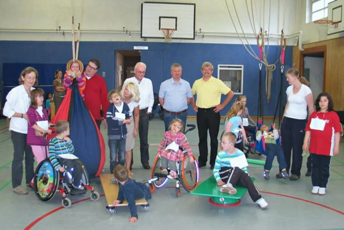 Die Kinderrollis mit Otto Schlieckmann (2.v.r.) und anderen Gästen