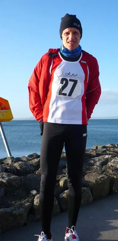 Dr. Stefan Hinze. Der Präsident der Deutschen Ultramarathon-Vereinigung erreichte den zweiten Platz beim 100 Kilometerlauf in Galway/Irland. Er lief die 100 Kilometer in 7:14:14 Stunden.