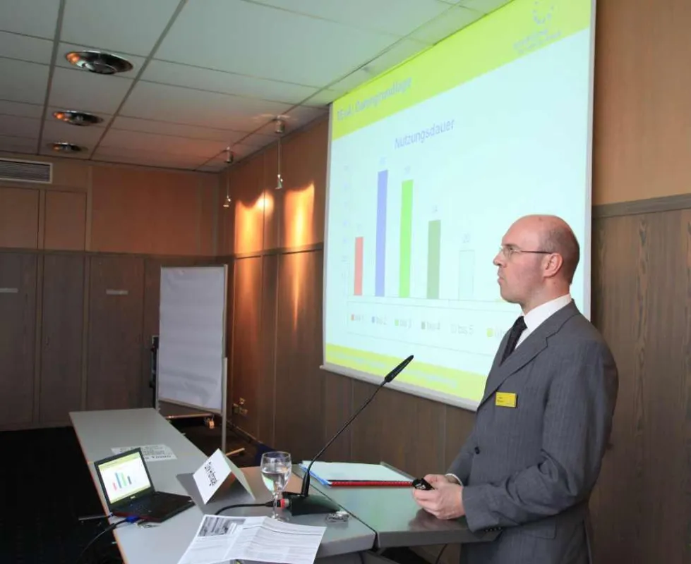 proKlima-Ingenieur Dirk Hufnagel bei seinem Vortrag während der EffizienzTagung 2009, Thema: