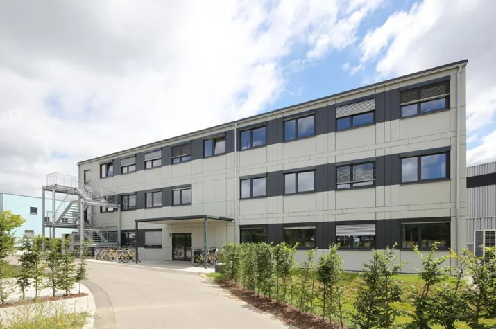Bild: Heinkel Modulbau, Blaubeuren, realisiert in 15 Wochen Bauzeit, ein hochwertiges Projektgebäude für Daimler AG