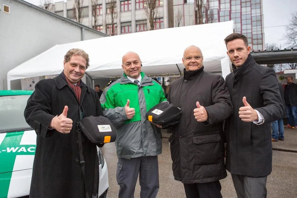 Übergabe der Defibrillatoren