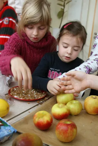 Bild: Generationenprojekt „Äpfel aus Deutschland“ in Berlin: Apfelerzeuger bringen Schüler und Senioren zusammen