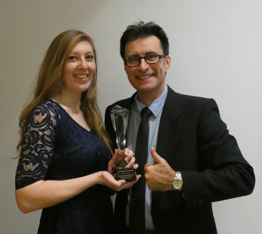 So sehen stolze Gewinner aus: Das Gründerteam Lisa Stümpfl und Christian Ohlschmid. (© Büffelagenten 2021)