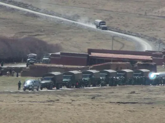 Bild: Olympische Spiele einerseits und Repression in Tibet andererseits