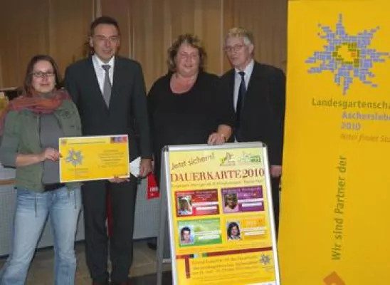 Bild: Erste Dauerkarte 2010 für den Bürgerpark Wernigerode und Miniaturenpark „Kleiner Harz“ verkauft