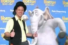 Kinderentertainer Markus Poétes mit seiner Zaubershow bei der Deutschlandpremiere von "Horton hört ein Hu" Bild: Kinderentertainer Markus Poétes mit seiner Zaubershow bei der Deutschlandpremiere von "Horton hört ein Hu"
