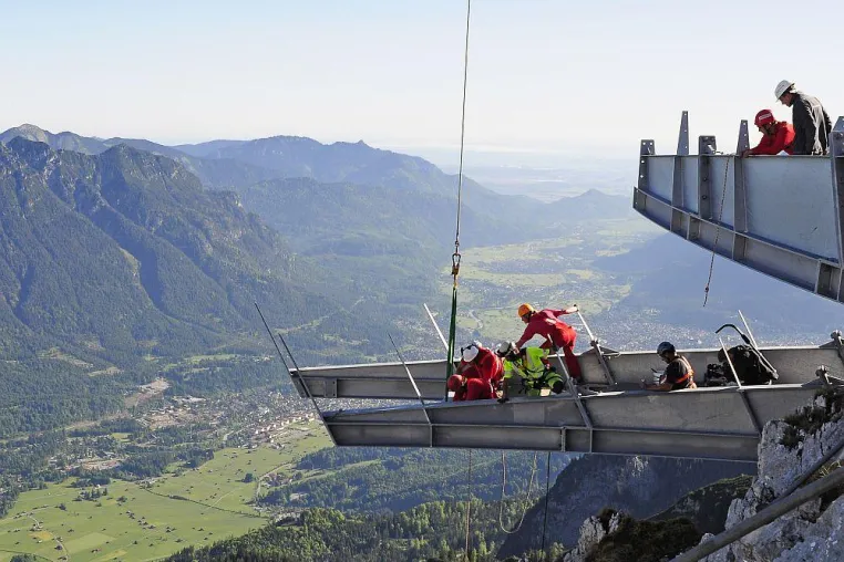 Bild: Helikopter-Montage im Schatten der Zugspitze - Peneder fertigt AlpspiX-Aussichtsplattform