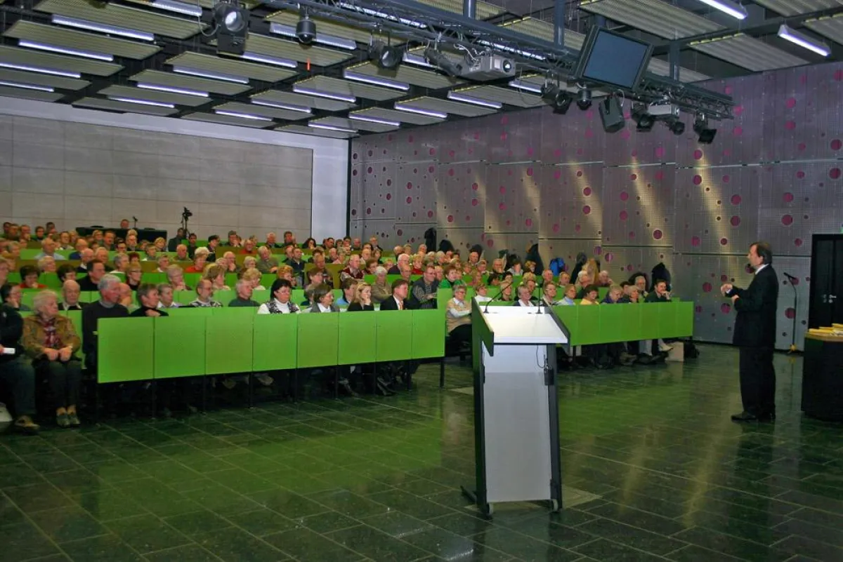 Dr. Harald von Bose, Landesbeauftragter für den Datenschutz Sachsen-Anhalt, referierte in der GenerationenHochschule.