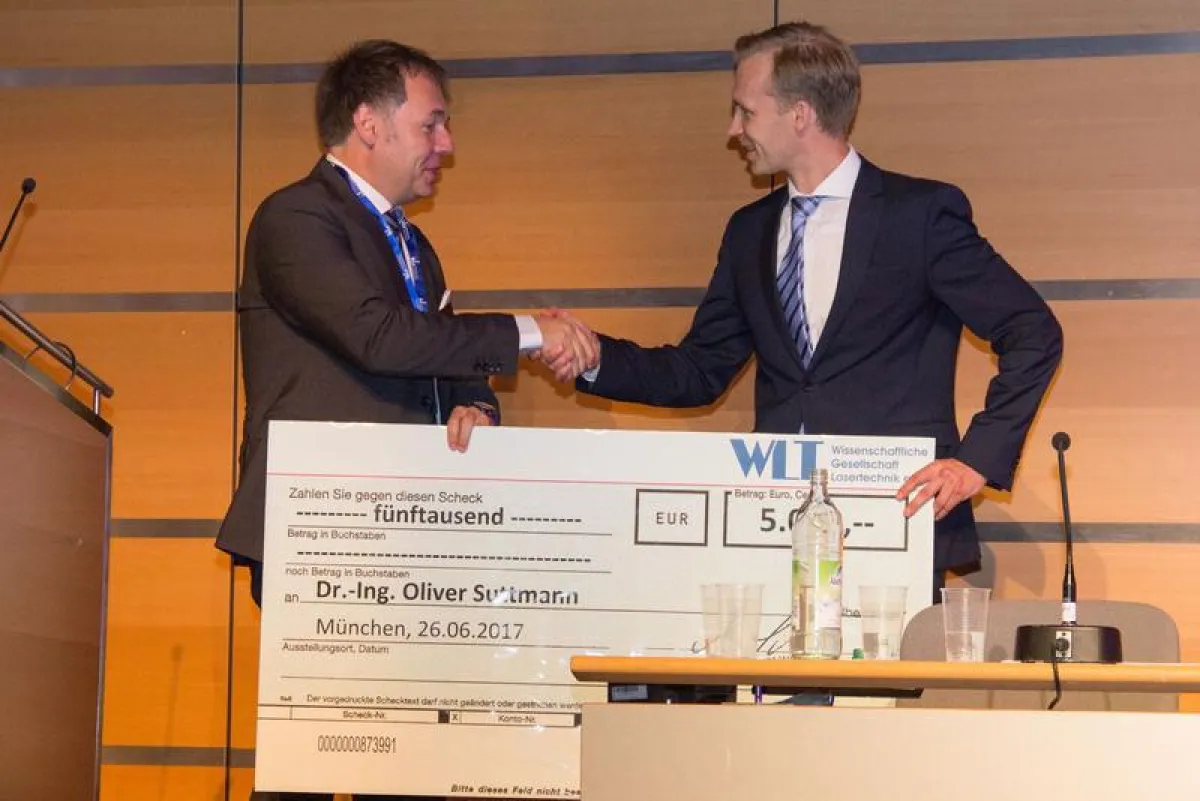 Prof. Dr.-Ing Michael Schmidt (left), President of the Wissenschaftliche Gesellschaft Lasertechnik e.V. (WLT), hands over the WLT Prize to Dr.-Ing. Oliver Suttmann, Head of Department at the LZH. (Pho