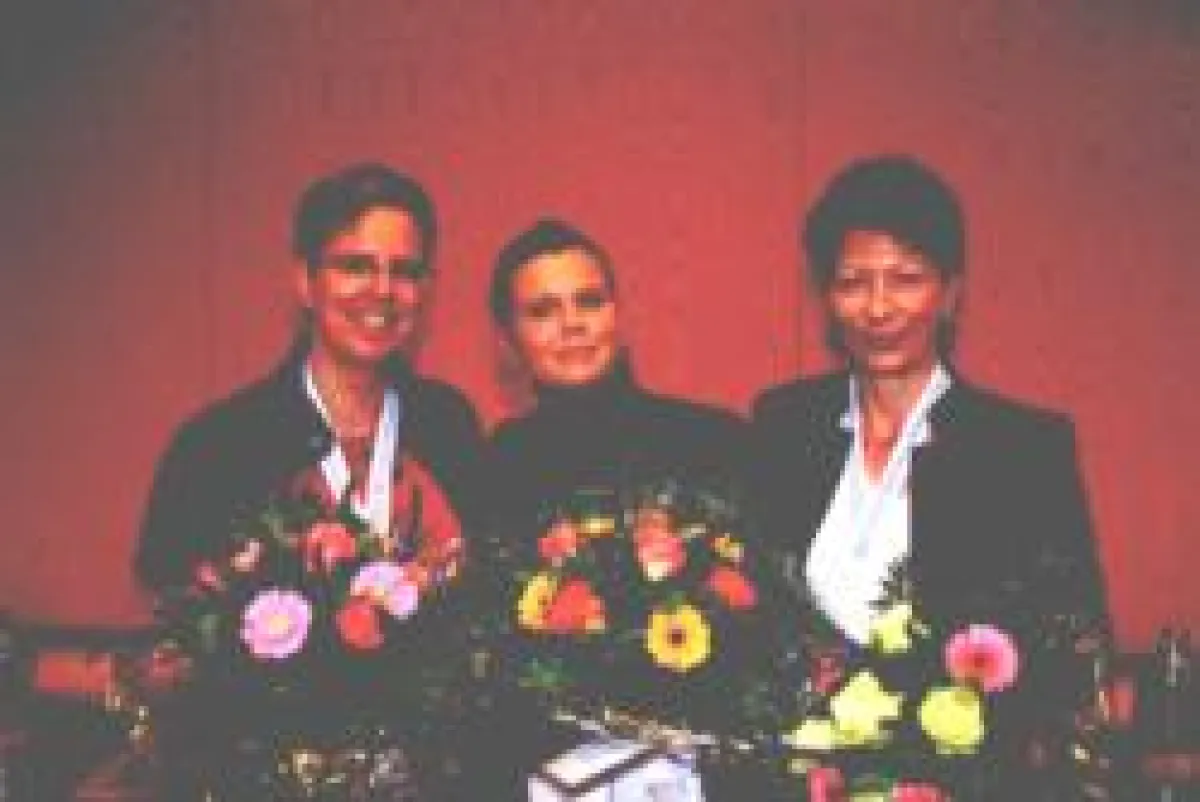 Arzthelferin des Jahres 2008  Sandra Stark in der Bildmitte umrahmt von der 2. Monika Ebeling rechts und der 3. Iris Schluckebier links.