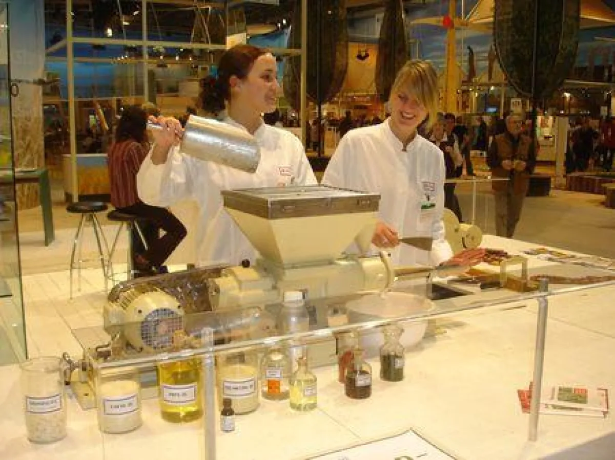 Mitarbeiterinnen der IGV GmbH demonstrieren die Herstellung von Seife mit ätherischen Ölen