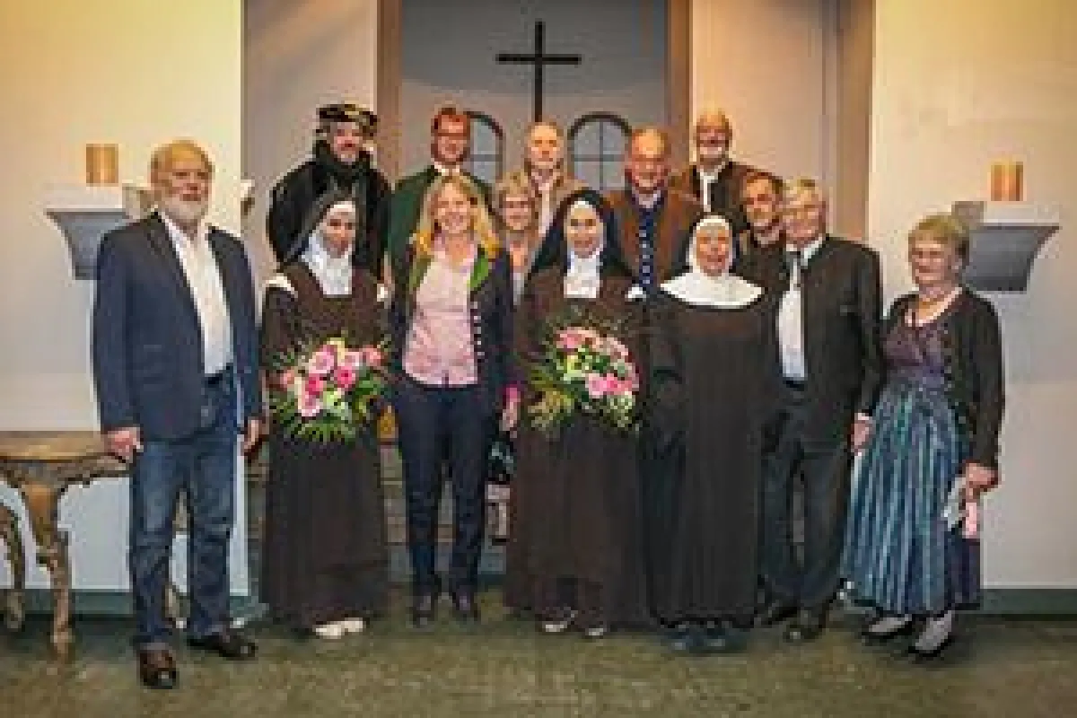 Die beiden Hauptdarstellerinnen im Kreis der Ehrengäste