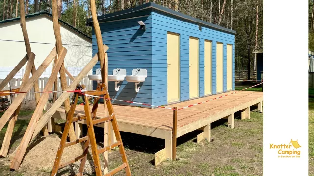 Bild: KnatterCamping erweitert seine Sanitäranlagen: Neues Toilettenhaus verspricht Komfort ohne Wartezeiten.