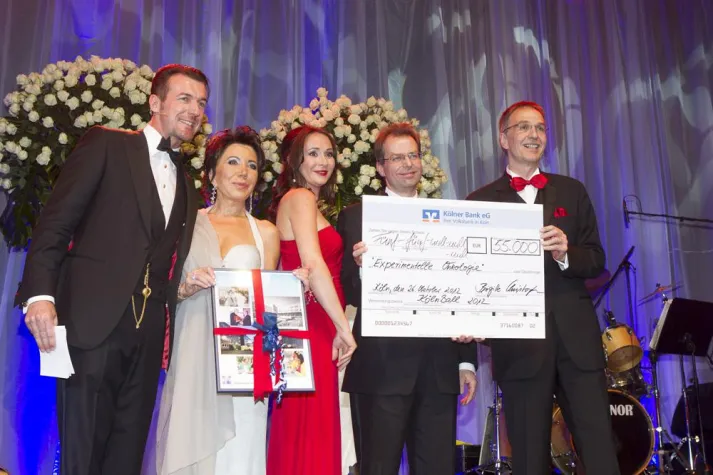 Bild: KölnBall 2012 spendet 57.500 Euro für die Kinderkrebsforschung