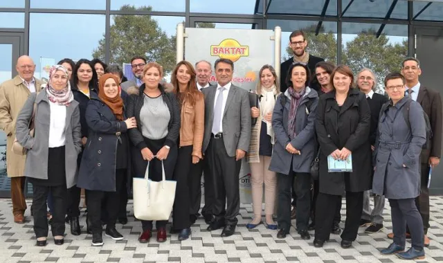 Bild: Tunesische Delegation bei HdWM-Partnerunternehmen BAKTAT: Anne Steyer stellt innovatives Hochschul-Modell vor