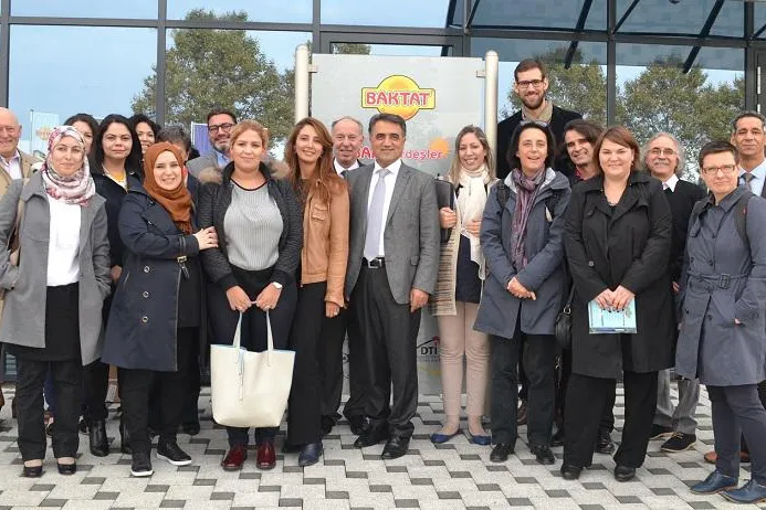 Bild: Tunesische Delegation bei HdWM-Partnerunternehmen BAKTAT: Anne Steyer stellt innovatives Hochschul-Modell vor