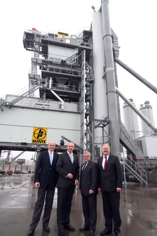 Bunte hat rund fünf Millionen Euro in das neue Asphaltmischwerk in Engter investiert (von links): Helmut Renze, Geschäftsführer Bunte, der Niedersächsische Wirtschaftsminister, Jörg Bode, sowie die Bu