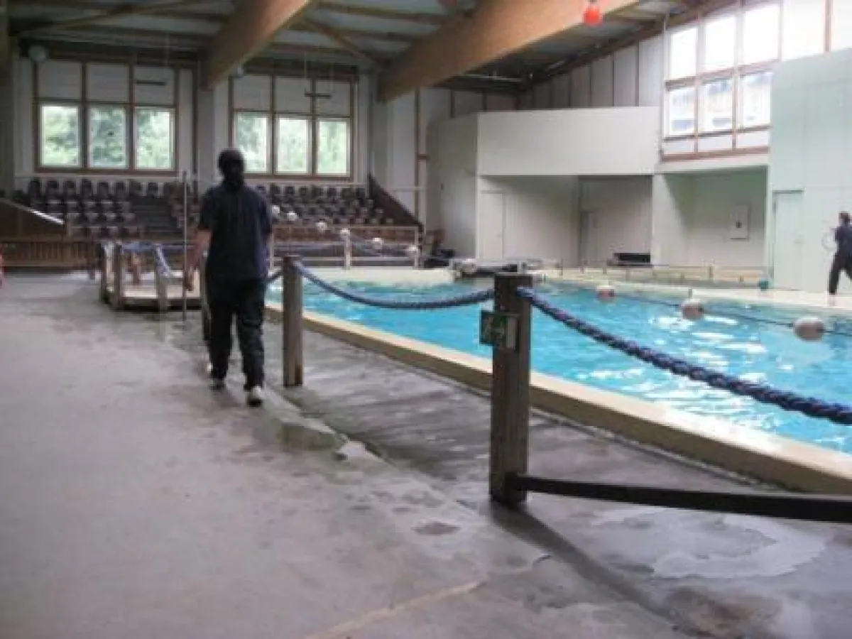 Unzureichende Becken-Absperrungen im Münsteraner Delfinarium? (Foto jsg)