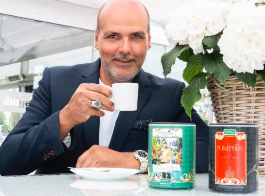 Bild: Pompöös Kaffee: Sänger Jay Alexander hat ihn schon