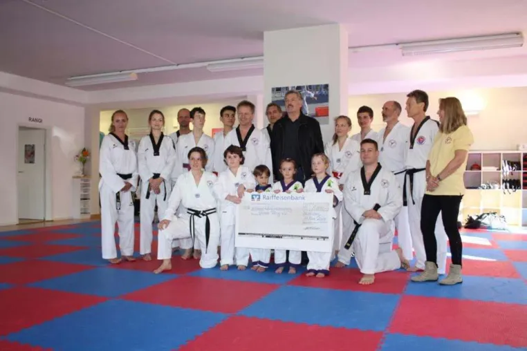 Große Tombola der Sportschule Fichtner zu Gunsten des Weissen Rings Bild: Große Tombola der Sportschule Fichtner zu Gunsten des Weissen Rings
