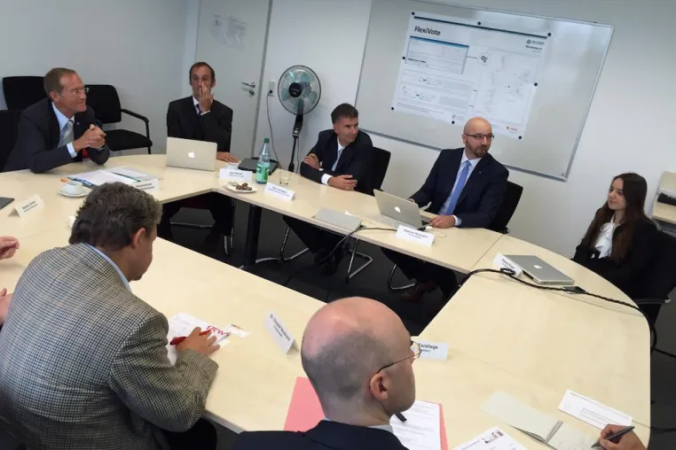 Staatsminister Axel Wintermeyer besucht Forschungspartner von FlexiVote Bild: Staatsminister Axel Wintermeyer besucht Forschungspartner von FlexiVote