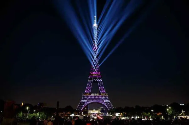 Bild: Magnum setzt für Lichtshow zum 130. Jubiläum des Eiffelturms auf ELATION Proteus