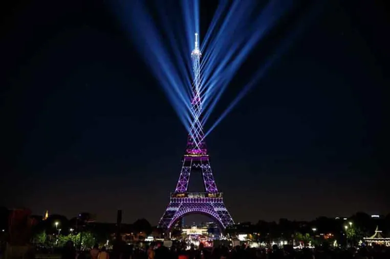 Bild: Magnum setzt für Lichtshow zum 130. Jubiläum des Eiffelturms auf ELATION Proteus