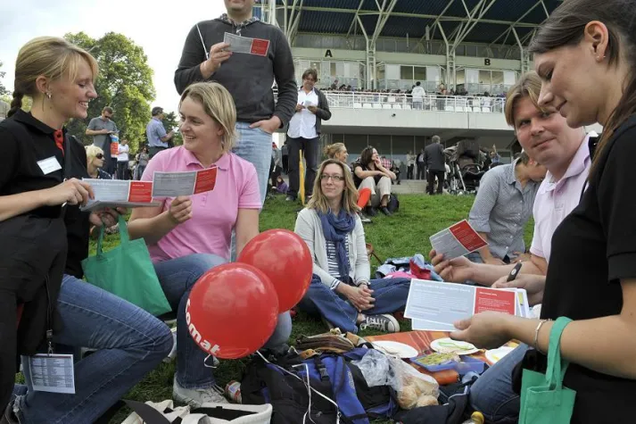 Bild: Düsseldorfer Projekte freuen sich über Henkel-Spenden