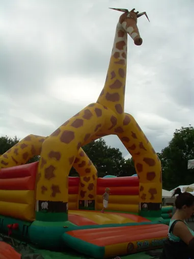Bild: Riesen Andrang und Spiel und Spaß beim Sommerfest von Hits für Kids