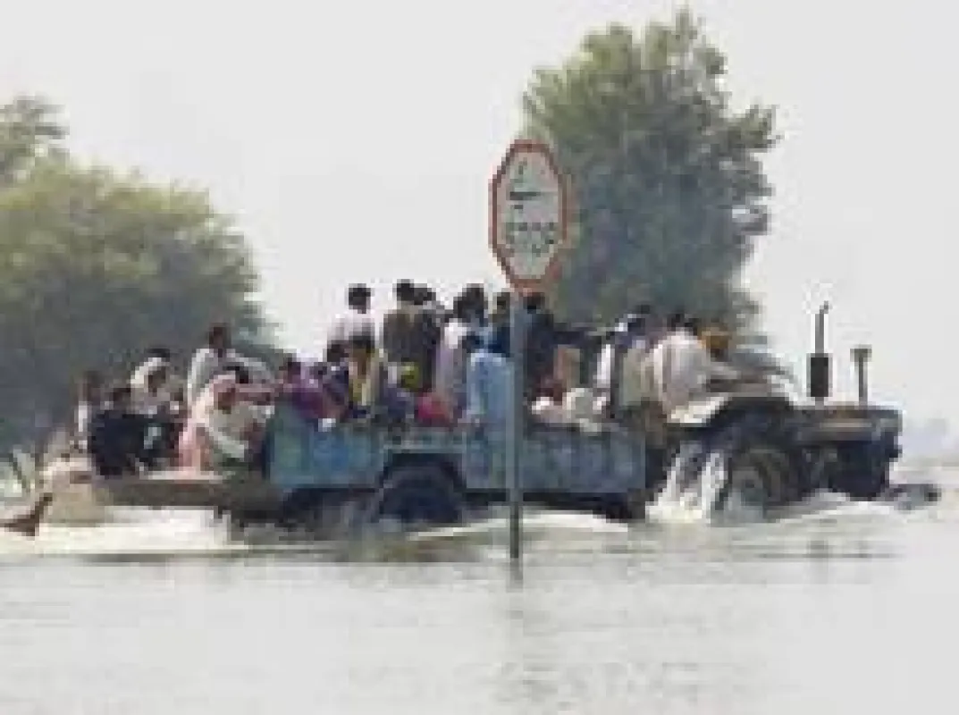 In vielen Teilen Pakistans steht das Wasser noch immer. Foto: CARE/Thomas Schwarz
