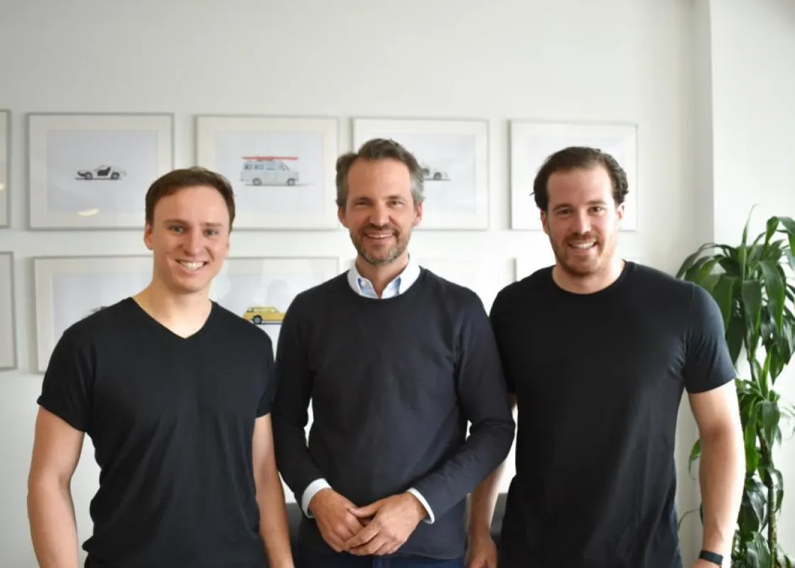 Philipp Grosse Kleimann (Mitte) mit den Caroobi-Gründern (Foto: Caroobi)