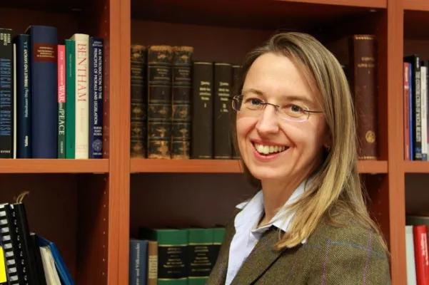 Bild: Prof. Marietta Auer erhält den Preis der Berlin-Brandenburgischen Akademie der Wissenschaften