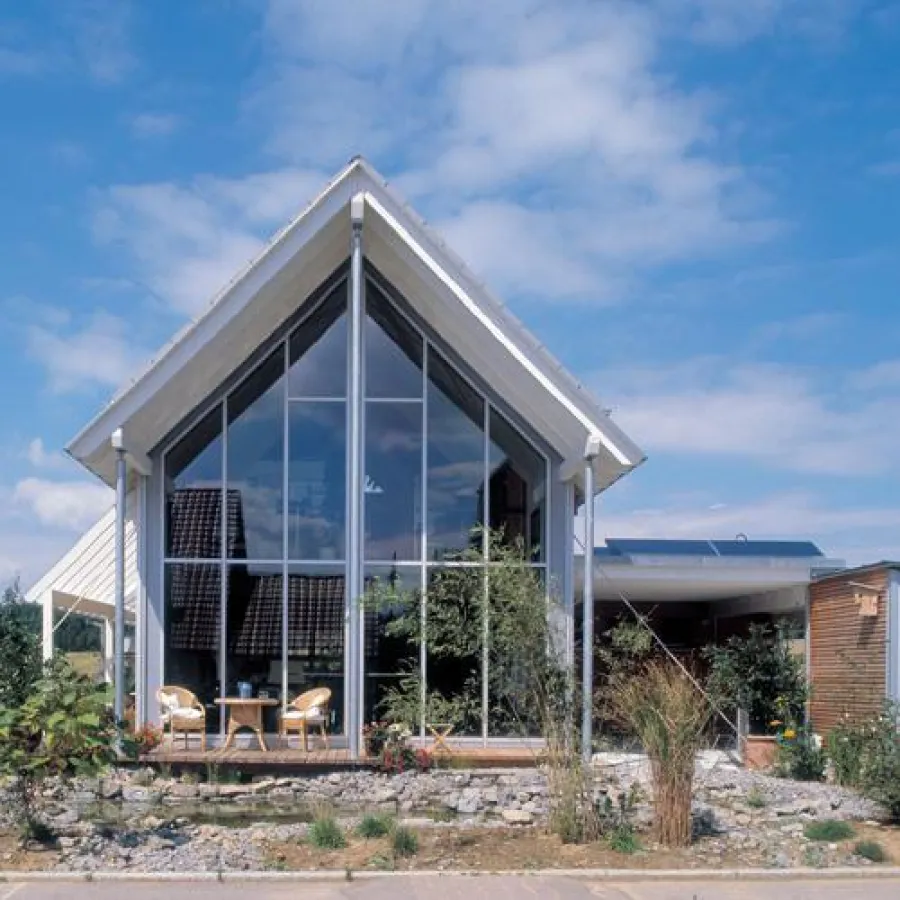 Dieses Energie-Ertragshaus vom Holzhaus-Experten Baufritz gewinnt mehr Energie als es zum Heizen benötigt.