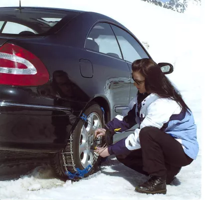 Bild: Delticom: Mobil mit Winterreifen und Schneeketten