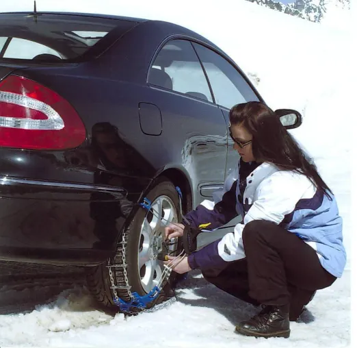 Delticom: Mobil mit Winterreifen und Schneeketten Bild: Delticom: Mobil mit Winterreifen und Schneeketten