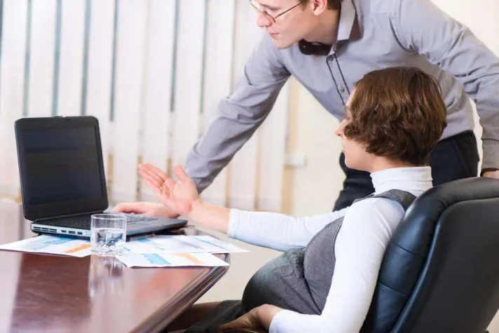 Bild: Schwanger? Das Gespräch mit dem Chef ist wichtig