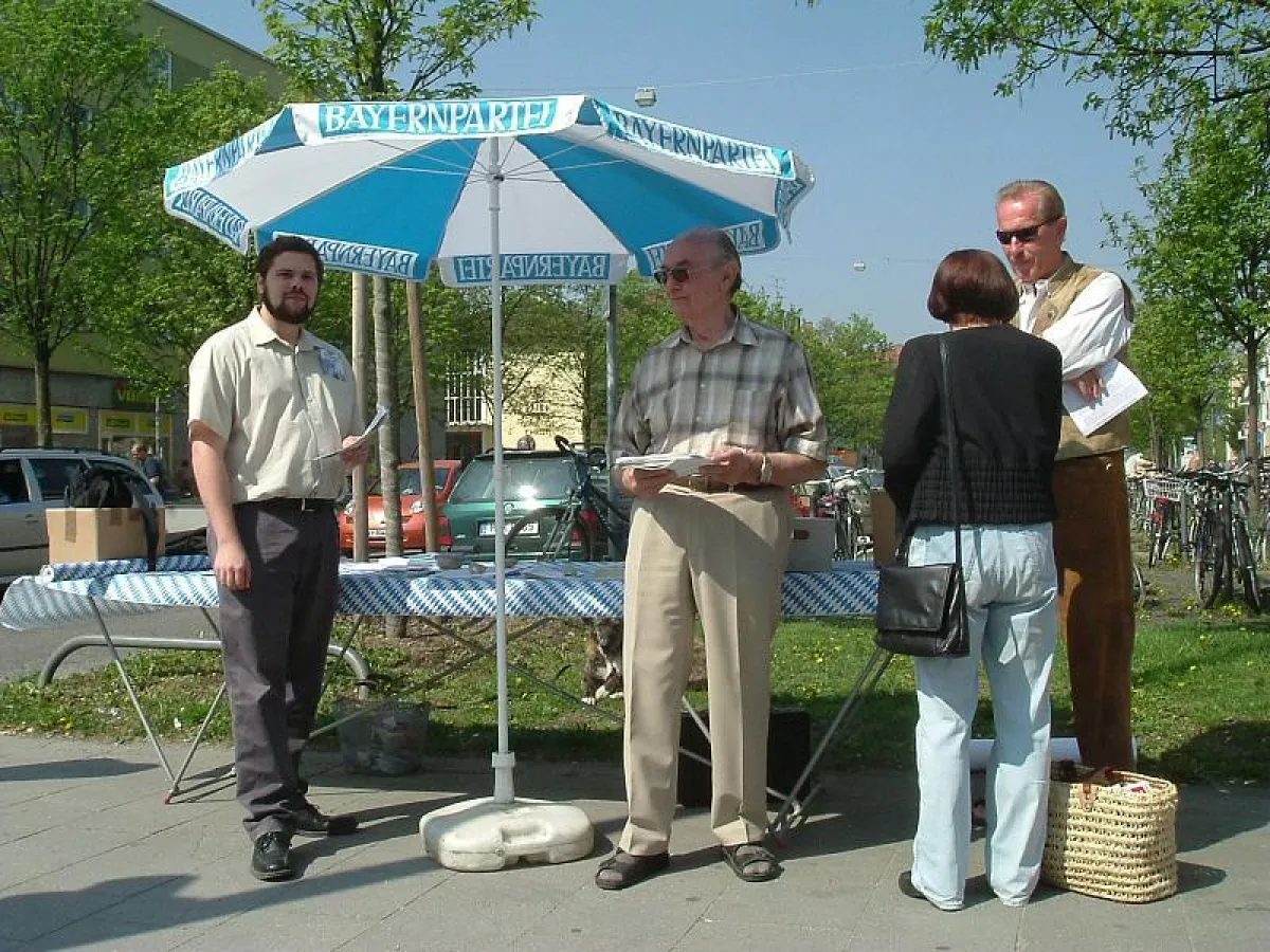 Infostand am Laimer Platz  (von links: Thomas Hummel, Kreisvorsitzender West, Helmut Ziegler, Bezirksvorsitzender, Hannes Baumann, Stellvertretender Kreisvorsitzender Nord. Photo: www.laim-online.de)