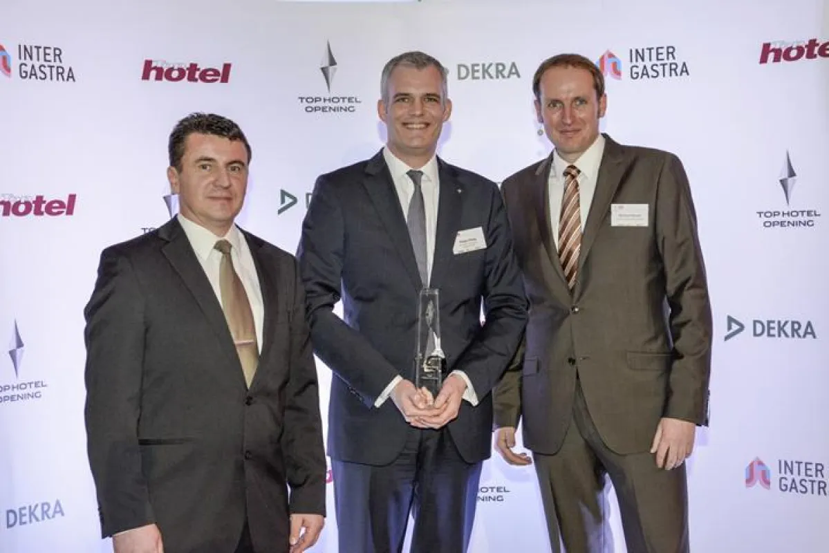Harald König (Mitte), Direktor Wyndham Grand Berlin Potsdamer Platz), mit Thomas Karsch und Matthia