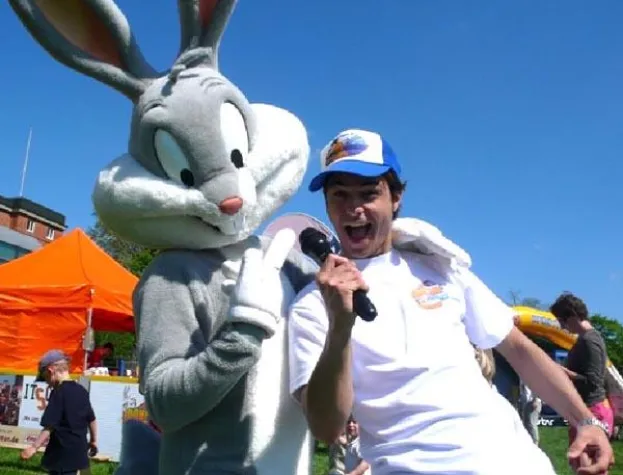 Bild: TV-Star Sebastian König moderiert die Roadshow der Looney Tunes Sportparty