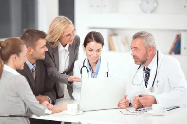 Bild: Patienten über Sektorengrenzen hinaus versorgen - Hochschule Fresenius bietet neuen dualen Studiengang an