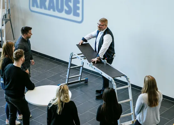 Bild: Sicherheit beginnt mit Wissen: Praxisnahe Schulungen für den sicheren Einsatz von Steigtechnik