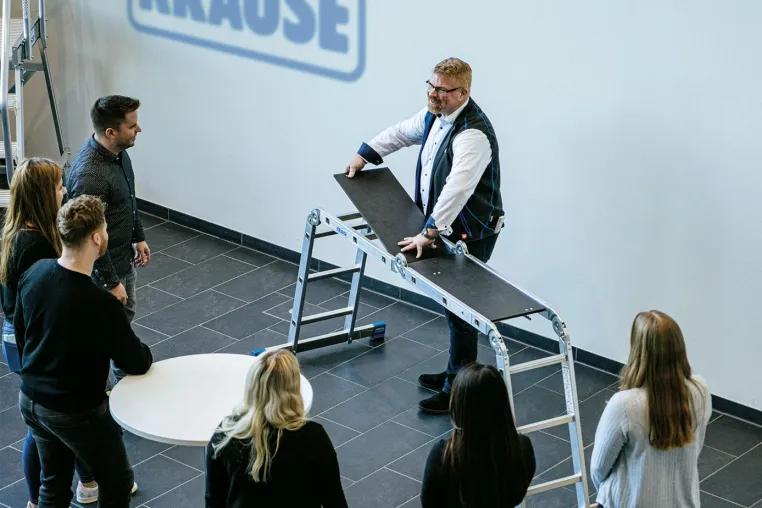 Bild: Sicherheit beginnt mit Wissen: Praxisnahe Schulungen für den sicheren Einsatz von Steigtechnik