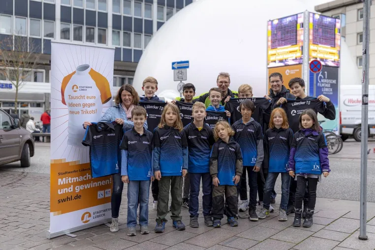Bild: 98. Übergabe beim Stadtwerke Lübeck Trikot-Tausch: Tischtennis-Minis des Lübecker TS künftig in neuen Trikots