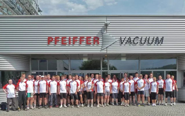 Bild: Zieleinlauf mit Perfektion – Pfeiffer Vacuum Mitarbeiter sorgten beim J.P. Morgan-Lauf für Geschwindigkeit