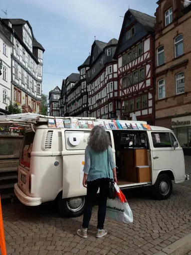 In Marburg kommen Kinderbücher per Bulli-Auslieferung Bild: In Marburg kommen Kinderbücher per Bulli-Auslieferung