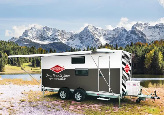 Bild: SPORTCARAVAN. Cooler Lifestyle-Caravan kombiniert Garage mit Wohnbox auf Radern